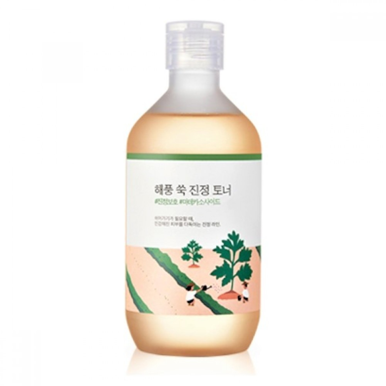 En 300 ml flaske Round Lab - Mugwort Calming Toner har en klar væske og en grøn og hvid etiket med koreansk tekst og illustrationer af to personer, der høster planter på en mark.
