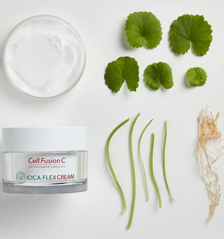En åben krukke med Cell Fusion C - Cica Flex Cream står ved siden af sirligt arrangerede grønne centellablade, -stængler og -rødder på en hvid baggrund og fremhæver denne beroligende hudplejecreme.