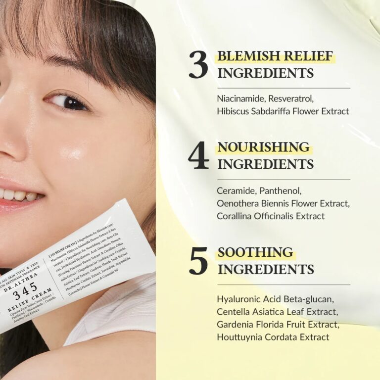 En smilende kvinde holder en folder, mens teksten fremhæver Dr. Althea - 345 Relief Creams vigtigste ingredienser: 3 antiblegemidler, 4 nærende og 5 beroligende elementer, herunder niacinamid, ceramid, hyaluronsyre og naturlige ekstrakter.