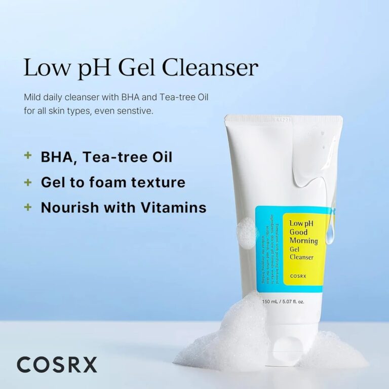 En 150 ml tube COSRX Low pH Good Morning Gel Cleanser står oprejst midt i skummet på en lyseblå baggrund med tekst, der fremhæver dens BHA, tea tree-olie, nærende vitaminer og skummende konsistens.