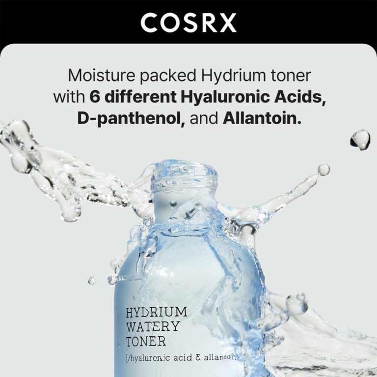 En flaske Cosrx - Hydrium Watery Toner 150 ml er oversprøjtet med vand, hvilket understreger dens fugtgivende kraft og nøgleingredienser: 6 typer hyaluronsyre, D-panthenol og allantoin.