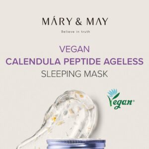 Billedet viser en krukke med Mary&May - Calendula Peptide Ageless Sleeping Mask 110 g, der indeholder gel med morgenfrueblade og en vegansk etiket. Teksten fremhæver den peptidrige formel, fordelene ved tidløs søvn og Mary&May-mærket.