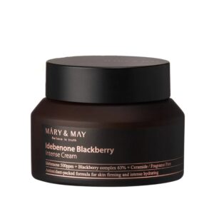 En mørkebrun krukke med Mary & May - Idebenone Blackberry Intense Cream har guld og hvid tekst og tilbyder en antioxidantrig formel, der er designet til at opstramme og tilføre huden intens fugt.