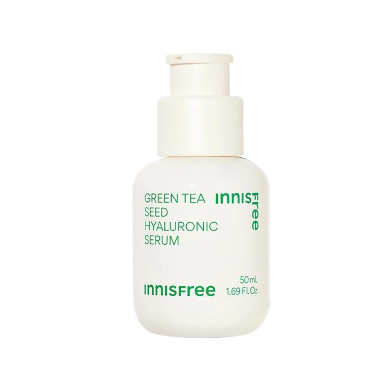 En 50 ml hvid flaske med Innisfree - Green Tea Seed Hyaluronic Serum har en pumpedispenser, grøn tekst og et minimalistisk design, der giver forfriskende fugt.