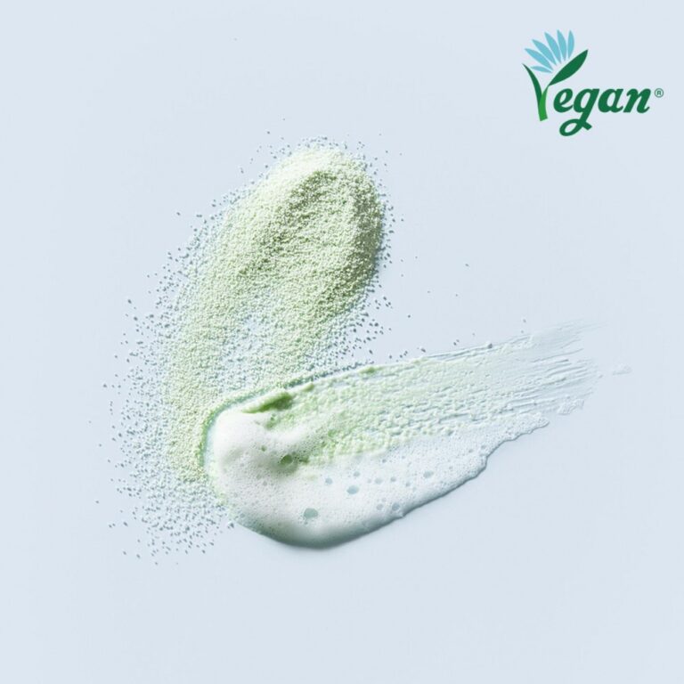 En lysegrøn afsmitning og drys af TOCOBO - Cica Calming Powder Wash 50G med skummende bobler på en hvid overflade, med Vegan-logo og bladdesign for en blid beroligende cica-effekt.