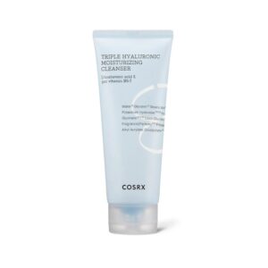 En lyseblå tube med Cosrx - Hydrium Triple Hyaluronic Moisture Cleanser med hvid hætte og produktinformation i hvid tekst på forsiden.
