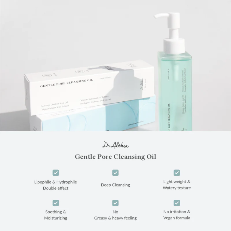 En flaske Dr. Althea - Gentle Pore Vegan Cleansing Oil står ved siden af de to hvide æsker. Denne veganske renseolie giver dybderensning, en let, ikke-fedtende fornemmelse, fugter huden og renser porerne blidt.