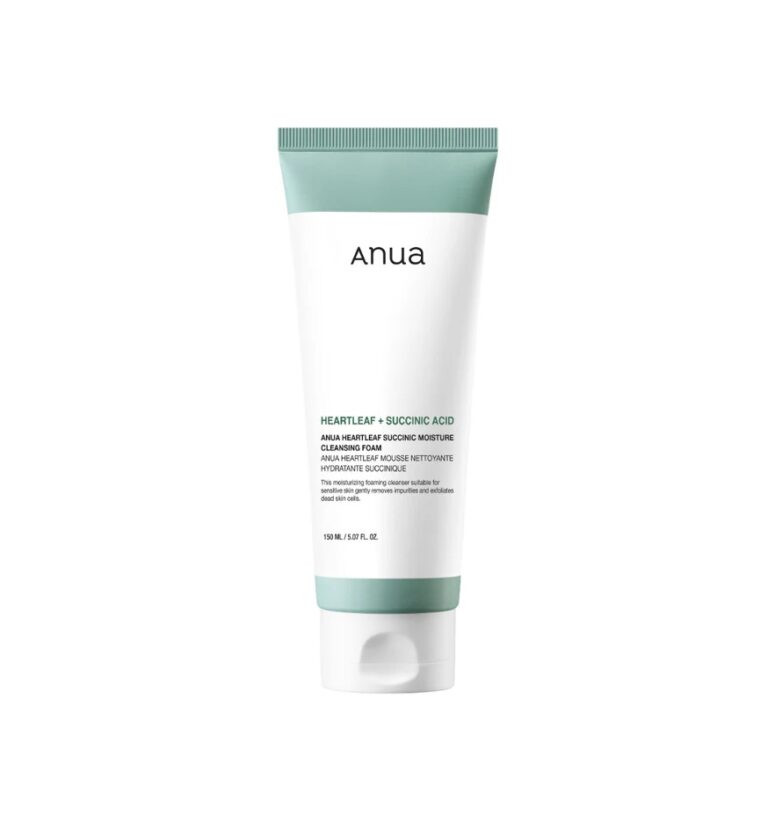 En hvid tube Anua - Heatleaf Succinic Moisture Cleansing Foam med en lysegrøn hætte har produktinformation i sort og grøn tekst. Tuben står oprejst mod en almindelig hvid baggrund.