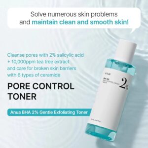 Der står en blå flaske Anua - BHA 2% Gentle Exfoliating Toner med salicylsyre, tetræekstrakt og ceramider, som hjælper med at rense porerne og give en glat og sund hud.
