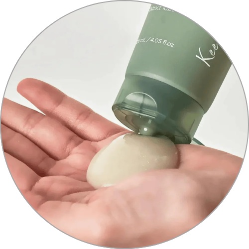 En hånd holder en grøn flaske og klemmer en klat gennemsigtig gel eller lotion ud på håndfladen mod en neutral baggrund - perfekt til brug i enhver header-skabelon.