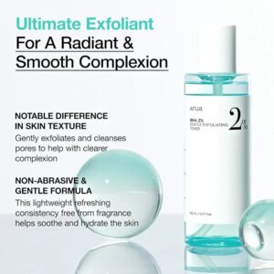 En flaske Anua - BHA 2% Gentle Exfoliating Toner er vist på en lyseblå baggrund ved siden af en klar kugle, der understreger dens blide eksfoliering, ikke-slibende formel og fugtgivende fordele for en glattere hudstruktur.