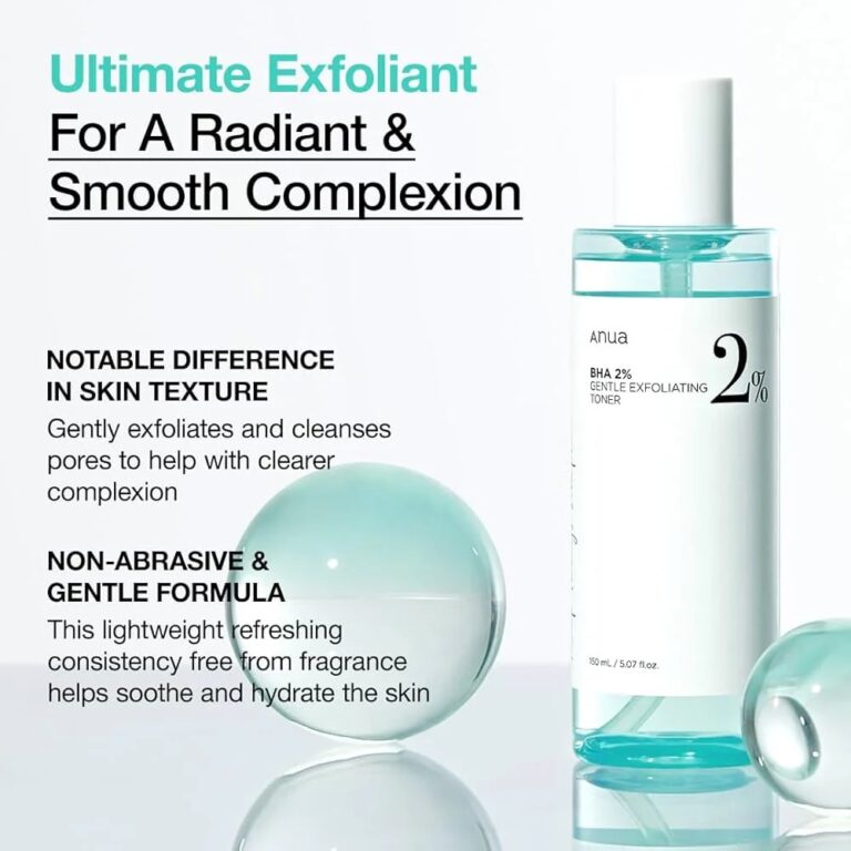 En flaske Anua - BHA 2% Gentle Exfoliating Toner er vist på en lyseblå baggrund ved siden af en klar kugle, der understreger dens blide eksfoliering, ikke-slibende formel og fugtgivende fordele for en glattere hudstruktur.