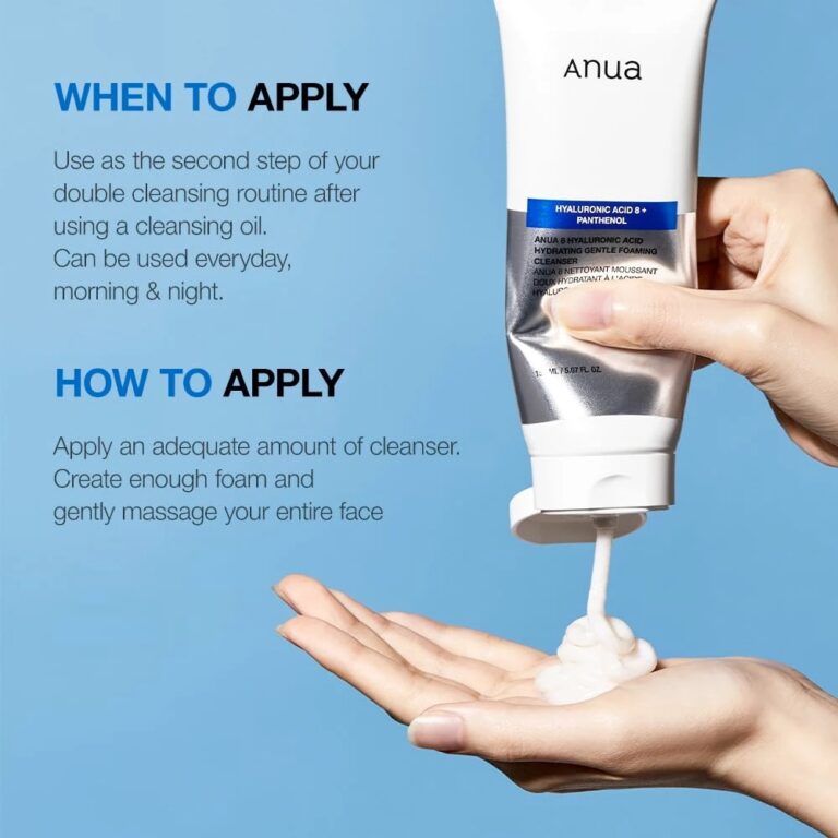 En hånd fordeler Anua - 8+ Hyaluronic Acid Hydrating Gentle Foaming Cleanser på en anden håndflade. Blå tekst giver tips til daglig brug og blid massage for at opnå et blødt, hydreret og opfrisket ansigt.