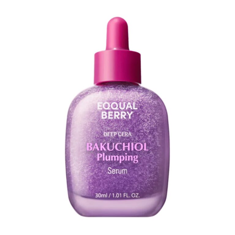 En flaske EQQUALBERRY - Bakuchiol Plumping Serum med en pink dråbehætte indeholder skinnende lilla serum. Etiketten viser produktnavn og volumen: 30 ml / 1,01 FL. OZ.