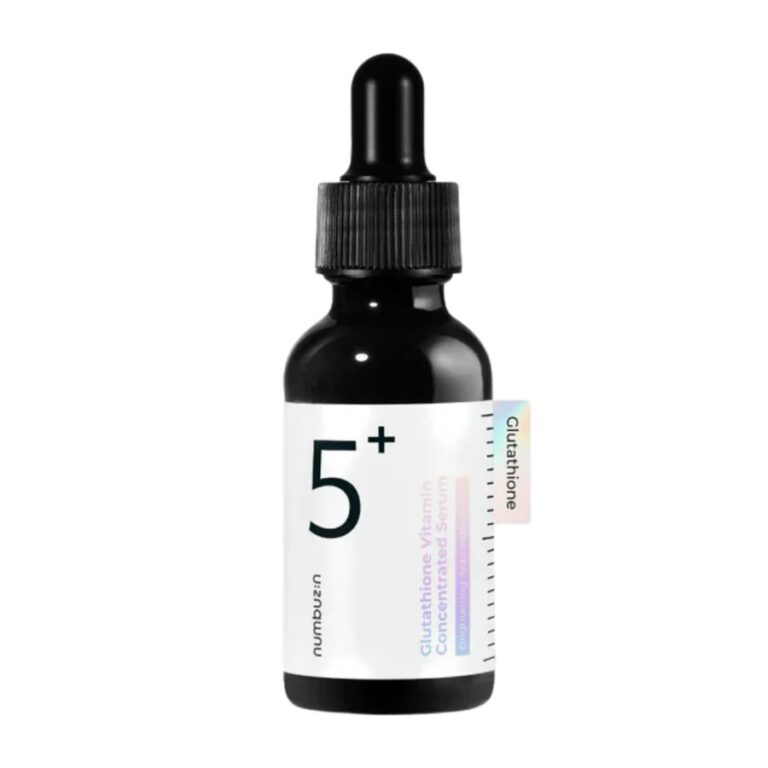 En sort dråbeflaske mærket "5+" med "Numbuzin - No.5 Vitamin Concentrated Serum" vises på en hvid baggrund. Det minimalistiske design omfatter en lille sideetikette med teksten "Glutathione".