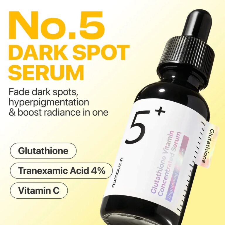 En dråbeflaske mærket Numbuzin - No.5 Vitamin Concentrated Serum vises ved siden af fed tekst, der fremhæver dens fordele ved at falme mørke pletter, målrette hyperpigmentering og øge udstrålingen, med de vigtigste ingredienser vist.