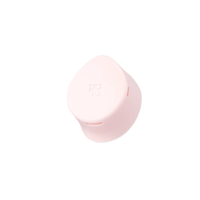 Medicube AGE-R Booster Pro Head Case Pink er en enkelt, lyserød, dråbeformet trådløs øreprop med et præget logo på ydersiden, som vises på en hvid baggrund.