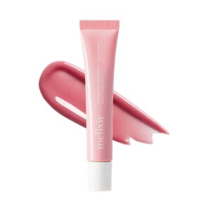 En lyserød tube Melixir Vegan Lip Treatment ligger på en hvid baggrund med et strejf af rosenrød læbepomade bagved, der fremhæver produktets farve og tekstur.