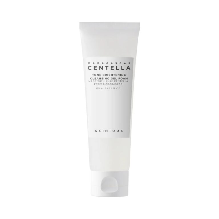En hvid tube med SKIN1004 - Madagascar Centella Tone Brightening Cleansing Gel Foam, 125 ml, med minimalistisk tekst og en grå hætte.