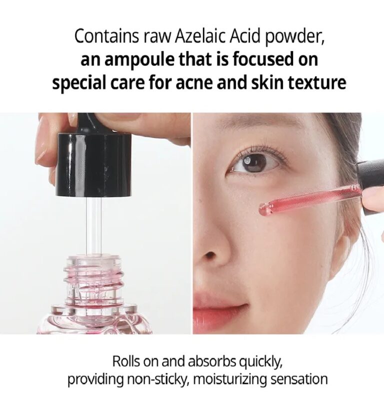 En hånd holder en dråbetæller med pink serum over en åben flaske. Ved siden af påfører en kvinde VT Cosmetics Azelaic A1 Calming Ampoule - en ampul til akne, hudtekstur og beroligende hudpleje - på sin kind.