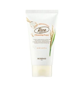 En hvid tube med Skinfood - Rice Daily Brightening Cleansing Foam med risgrafik. Denne daglige rens i en 150 ml (5.07 fl oz) tube hjælper med at opnå strålende, opfrisket hud.