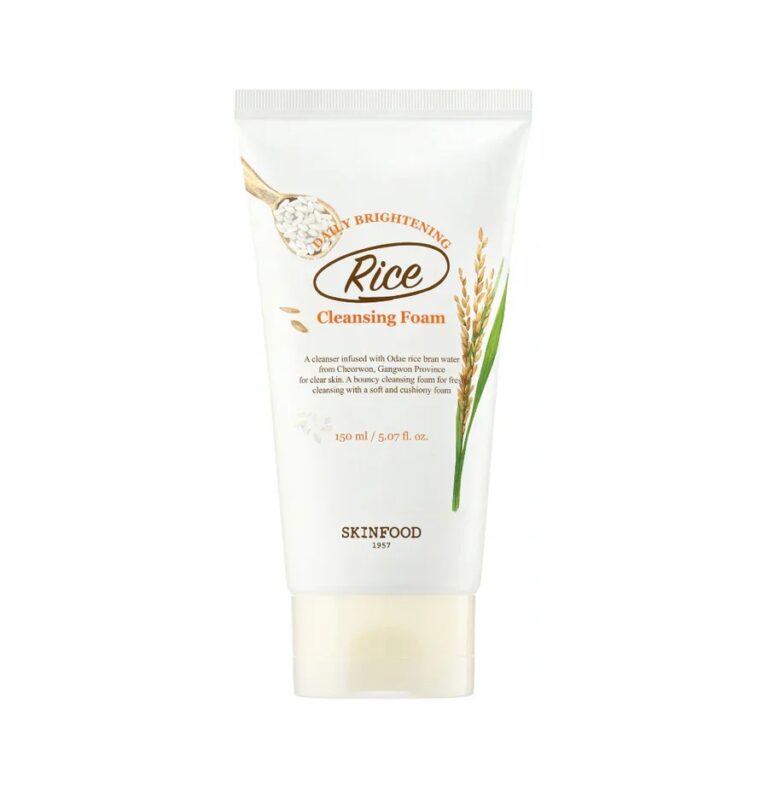 En hvid tube med Skinfood - Rice Daily Brightening Cleansing Foam med risgrafik. Denne daglige rens i en 150 ml (5.07 fl oz) tube hjælper med at opnå strålende, opfrisket hud.
