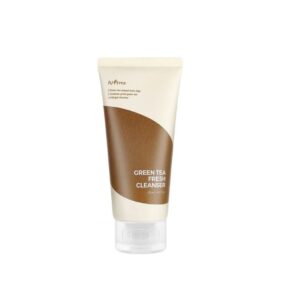 En beige og brun tube med Isntree - Green Tea Fresh Cleanser står oprejst på en hvid baggrund og har et minimalistisk design med produktnavn og detaljer tydeligt trykt på forsiden.