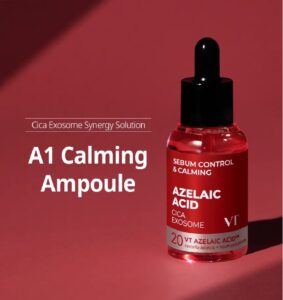 En rød flaske med VT Cosmetics - Azelaic A1 Calming Ampoule med en dråbetæller står på en rød overflade. Etiketten fremhæver sebumkontrol, beroligende, Azelaic A1 og cica exosome som nøglefunktioner. Tekstbeskrivelser vises ved siden af flasken.