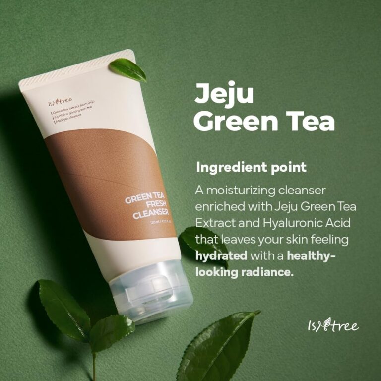 En tube Isntree - Green Tea Fresh Cleanser står på en grøn baggrund med teblade og en tekst om de fugtgivende fordele og de vigtigste ingredienser: Ekstrakt af Jeju grøn te og hyaluronsyre.