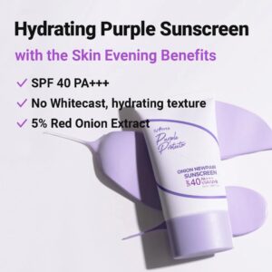 En tube Isntree - Onion Newpair Sunscreen SPF 40 PA+++ hviler på lilla cremeudstrygninger. Teksten fremhæver: SPF 40 PA+++, ingen whitecast, fugtgivende konsistens og 5 % rødløgsekstrakt.