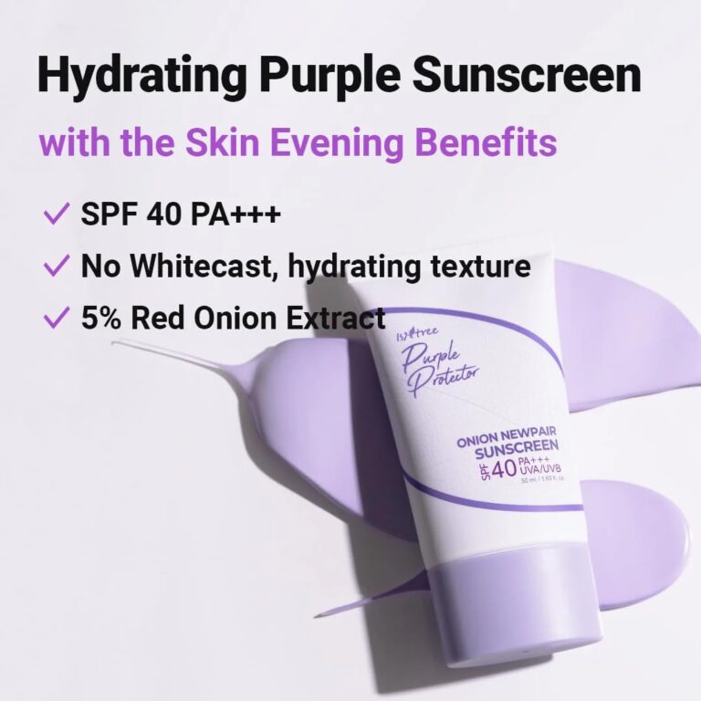 En tube Isntree - Onion Newpair Sunscreen SPF 40 PA+++ hviler på lilla cremeudstrygninger. Teksten fremhæver: SPF 40 PA+++, ingen whitecast, fugtgivende konsistens og 5 % rødløgsekstrakt.