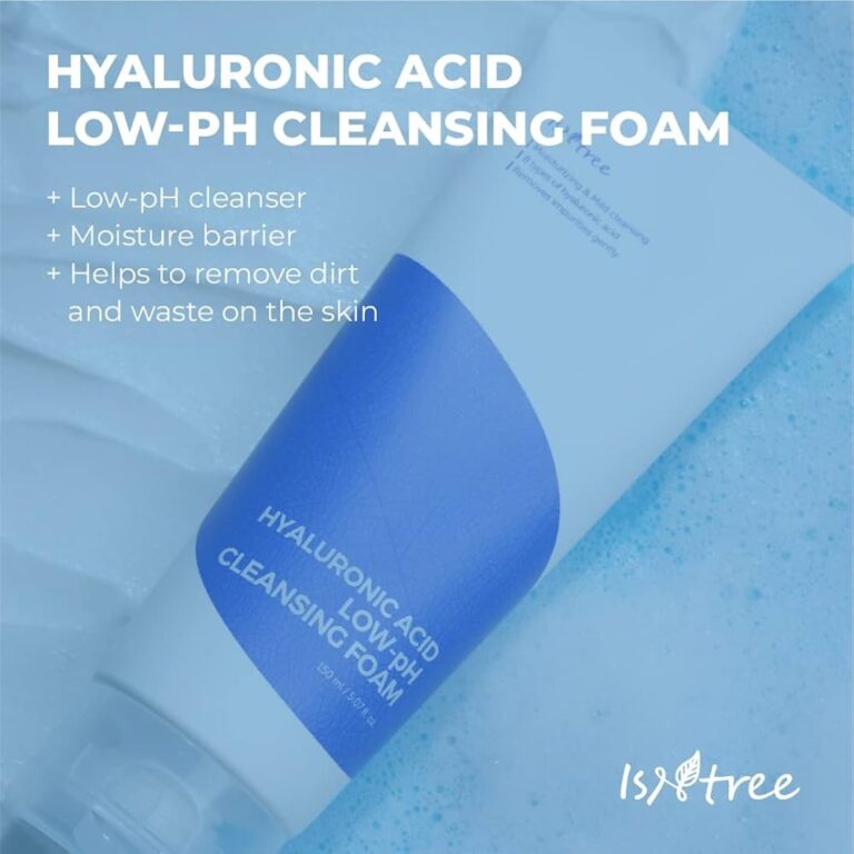 En tube Isntree - Hyaluronic Acid Low pH Cleansing Foam vises på en lyseblå baggrund med tekst, der fremhæver dens hyaluronsyreformel, støtte til fugtbarrieren og evne til at fjerne snavs og urenheder fra huden.