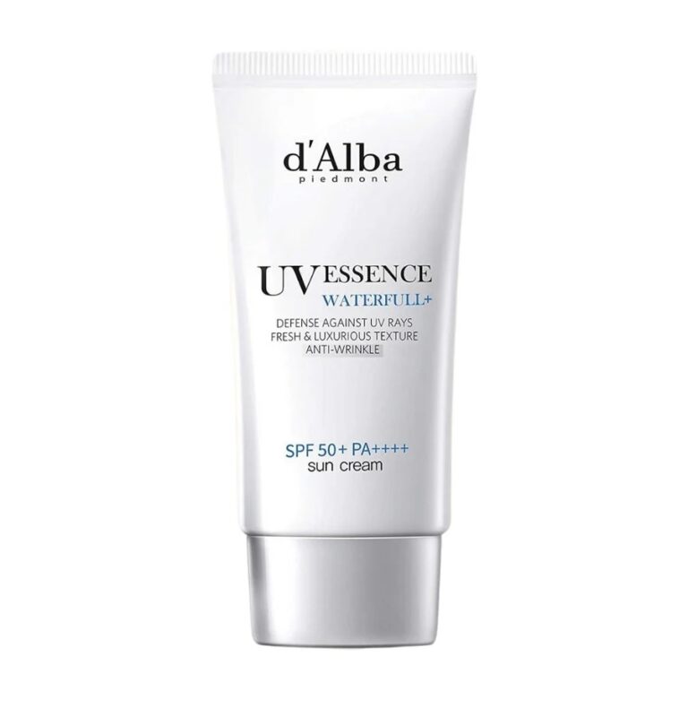 En hvid tube med d'Alba UV Essence Waterfull+ Sun Cream SPF50+ PA++++ med sort og blå tekst på forsiden.