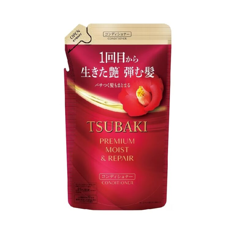 Shiseido - Tsubaki Premium Moist & Repair Conditioner kommer i en rød pose med japansk tekst, en kameliablomst og guldfarvede detaljer på emballagen.