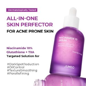 Der vises to lilla flasker med Jumiso - Niacinamide 10 Serum. Denne alt-i-en-serum til acne-udsat hud indeholder niacinamid, glutathion og TXA for at hjælpe med at perfektionere din teint.