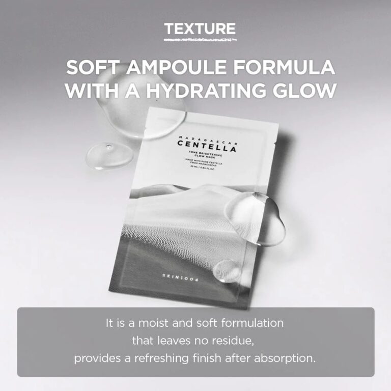 En pakke med SKIN1004 Madagascar Centella Tone Brightening Glow Mask er vist med vanddråber. Teksten ovenover lyder: Blød ampulformel med en fugtgivende glød. Nedenfor beskrives den som fugtig, blød og uden rester.