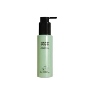 En grøn flaske Haruharu Wonder - Black Bamboo Frizz-free Hair Oil med en sort pumpe, 80 ml (2,70 fl. oz.), vises mod en hvid baggrund - ideel til dem, der ønsker krusfrit hår og nærende pleje.