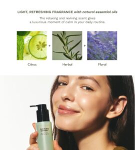 En smilende kvinde holder en grøn flaske med Haruharu Wonder - Black Bamboo Frizz-free Hair Oil. Over hende viser billeder af citrus, urter og blomster den lette duft og de æteriske olier, der giver glat og krusfrit hår.
