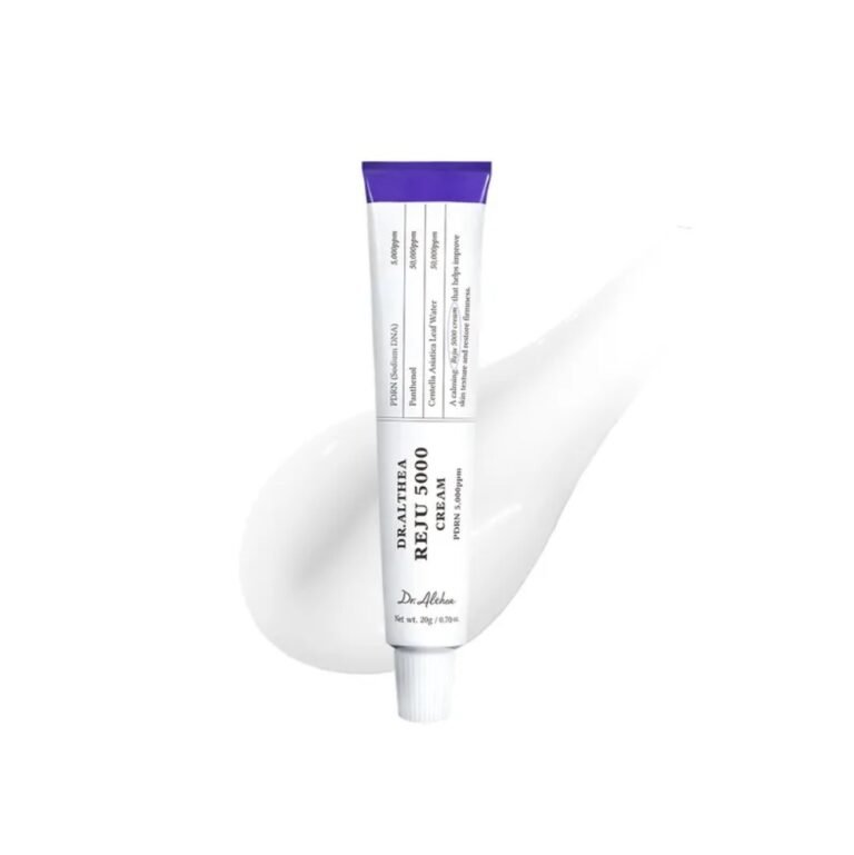 En tube Dr. Althea Resveratrol 345NA Intensive Repair Cream med en lilla hætte står foran en hvid cremeudstrygning ved siden af Dr. Althea - Reju 5000 Cream, hvilket skaber en komplet hudplejeduo på en almindelig hvid baggrund.