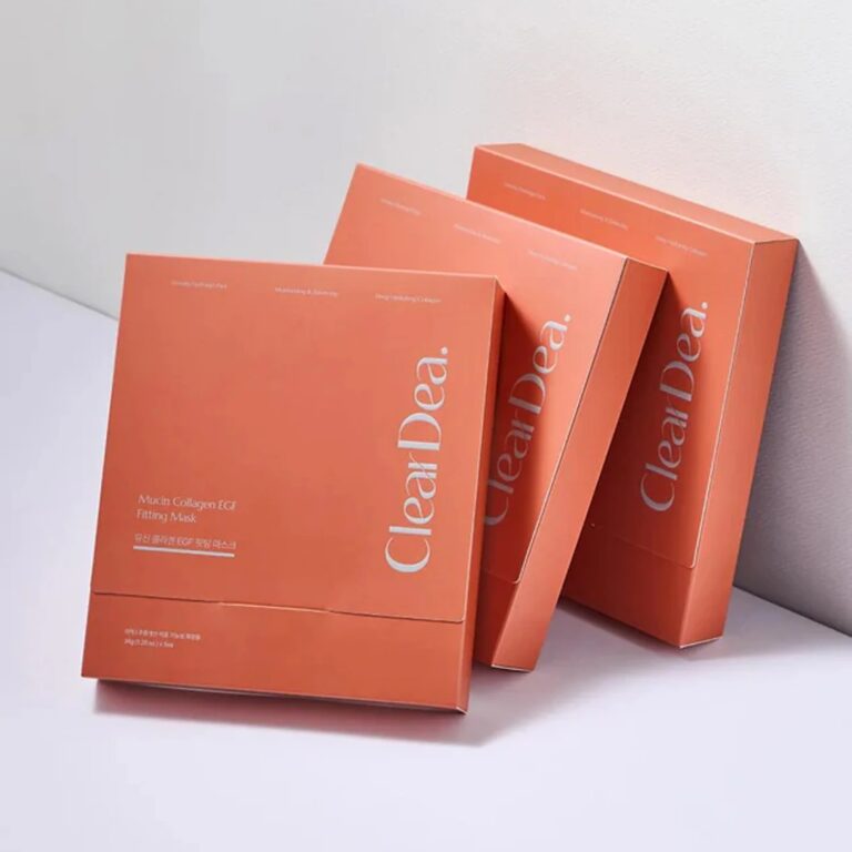 Tre orange rektangulære æsker med ClearDea - Mucin Collagen EGF Fitting Mask står oprejst mod en lys baggrund og har en slank, moderne emballage med minimal hvid tekst, der fremhæver ingredienser som EGF og Mucin Collagen.