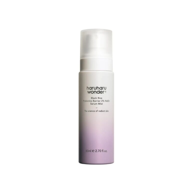 Haruharu Wonder - Black Rice Probiotics Barrier NAD+ Serum Mist kommer i en cylindrisk flaske med en gradient fra hvid til lyslilla og en klar hætte, der vises på en almindelig hvid baggrund.