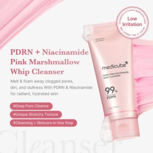 En pink tube med Medicube - PDRN Pink Niacinamide Whip Cleanser vises med pisket rensemiddel smurt ved siden af. Teksten fremhæver den dybe porerensning, den unikke piskede tekstur og den milde formel med PDRN og niacinamid.