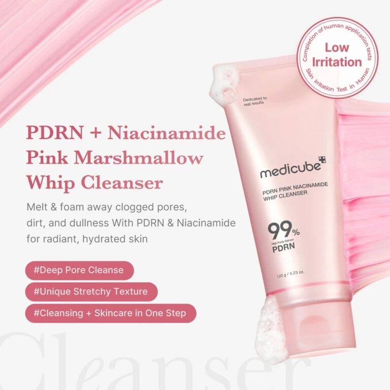 En pink tube med Medicube - PDRN Pink Niacinamide Whip Cleanser vises med pisket rensemiddel smurt ved siden af. Teksten fremhæver den dybe porerensning, den unikke piskede tekstur og den milde formel med PDRN og niacinamid.