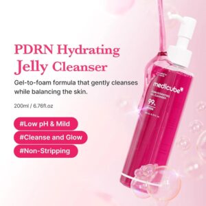 En pink flaske Medicube - PDRN Hydrating Gel Cleanser med pumpe vises blandt bobler. Teksten fremhæver den blide, fugtgivende gel-skumformel, lave pH-værdi, glødforbedrende effekt og ikke-strippende egenskaber.