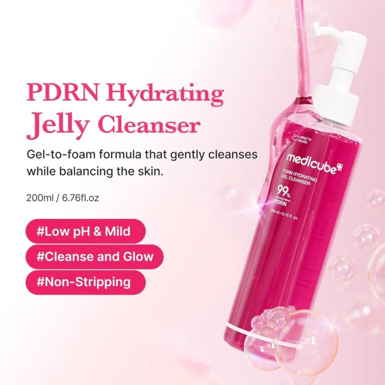 En pink flaske Medicube - PDRN Hydrating Gel Cleanser med pumpe vises blandt bobler. Teksten fremhæver den blide, fugtgivende gel-skumformel, lave pH-værdi, glødforbedrende effekt og ikke-strippende egenskaber.