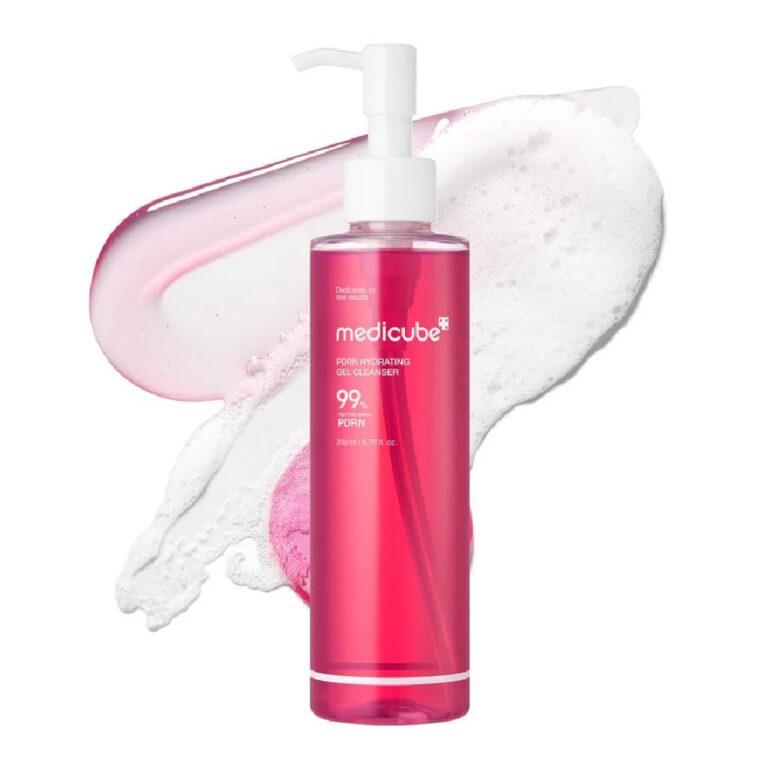 En lyserød flaske Medicube - PDRN Hydrating Gel Cleanser med en pumpedispenser står foran lyserøde gel- og hvide skumudstrygninger, der viser dens tekstur og PDRN-berigede, fugtgivende rensende fordele.