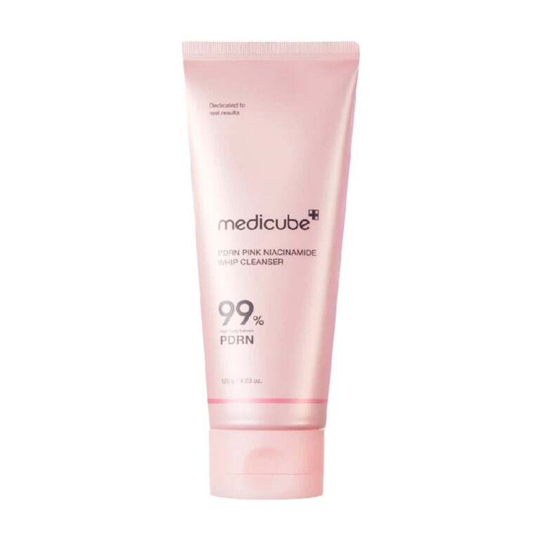 En lyserød tube med Medicube - PDRN Pink Niacinamide Whip Cleanser med hvid og sølvfarvet tekst med "99% PDRN" på forsiden ses stående på en ren, hvid baggrund.