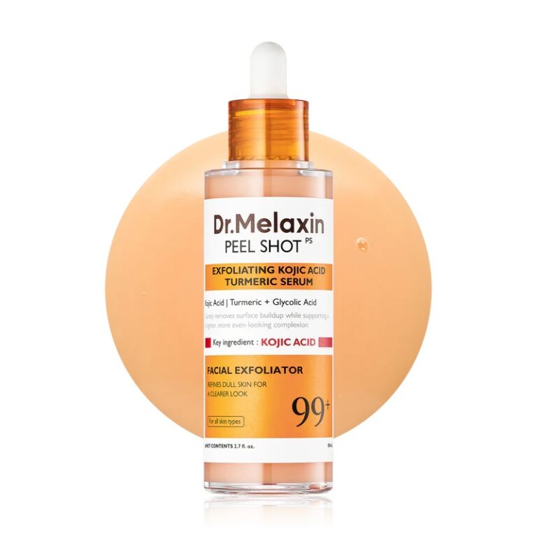En dråbeflaske med Dr.Melaxin - Peel Shot Exfoliating Kojic Acid Turmeric Serum står foran en klat af den orangefarvede formel med en etiket, der fremhæver eksfolierende og lysnende ingredienser som Kojic Acid.