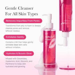 En pink Medicube - PDRN Hydrating Gel Cleanser-flaske med skum hviler på en hvid overflade. Teksten fremhæver: Fjerner urenheder, eksfolierer blidt, fugter og øger gløden takket være PDRN og hyaluronsyre - velegnet til alle hudtyper.