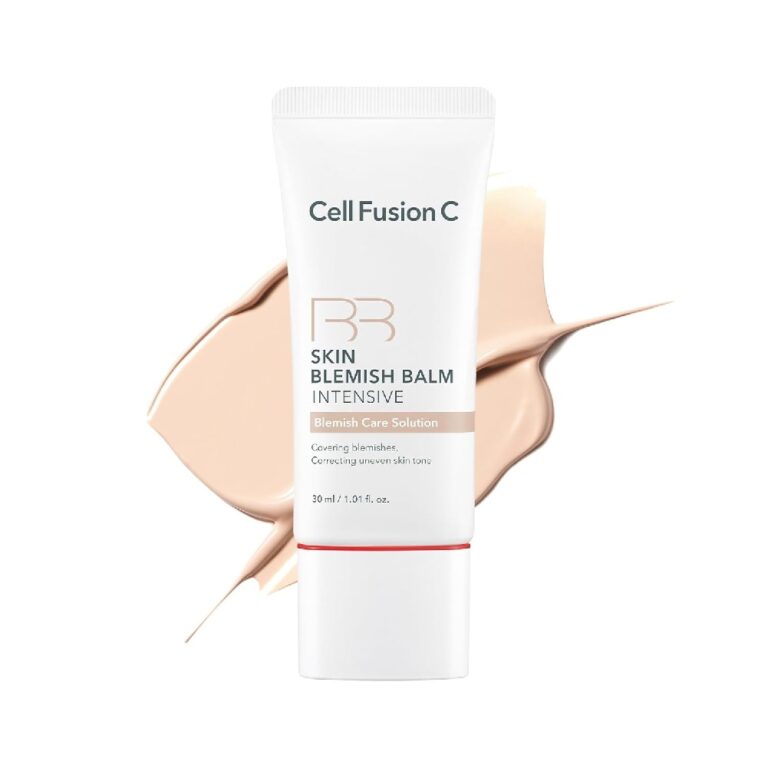 En opretstående hvid tube med Cell Fusion C - Skin Blemish Balm Intensive - Light står med en beige cremeudstrygning bagved. Etiketten fremhæver pleje af urenheder og udjævning af hudtonen.